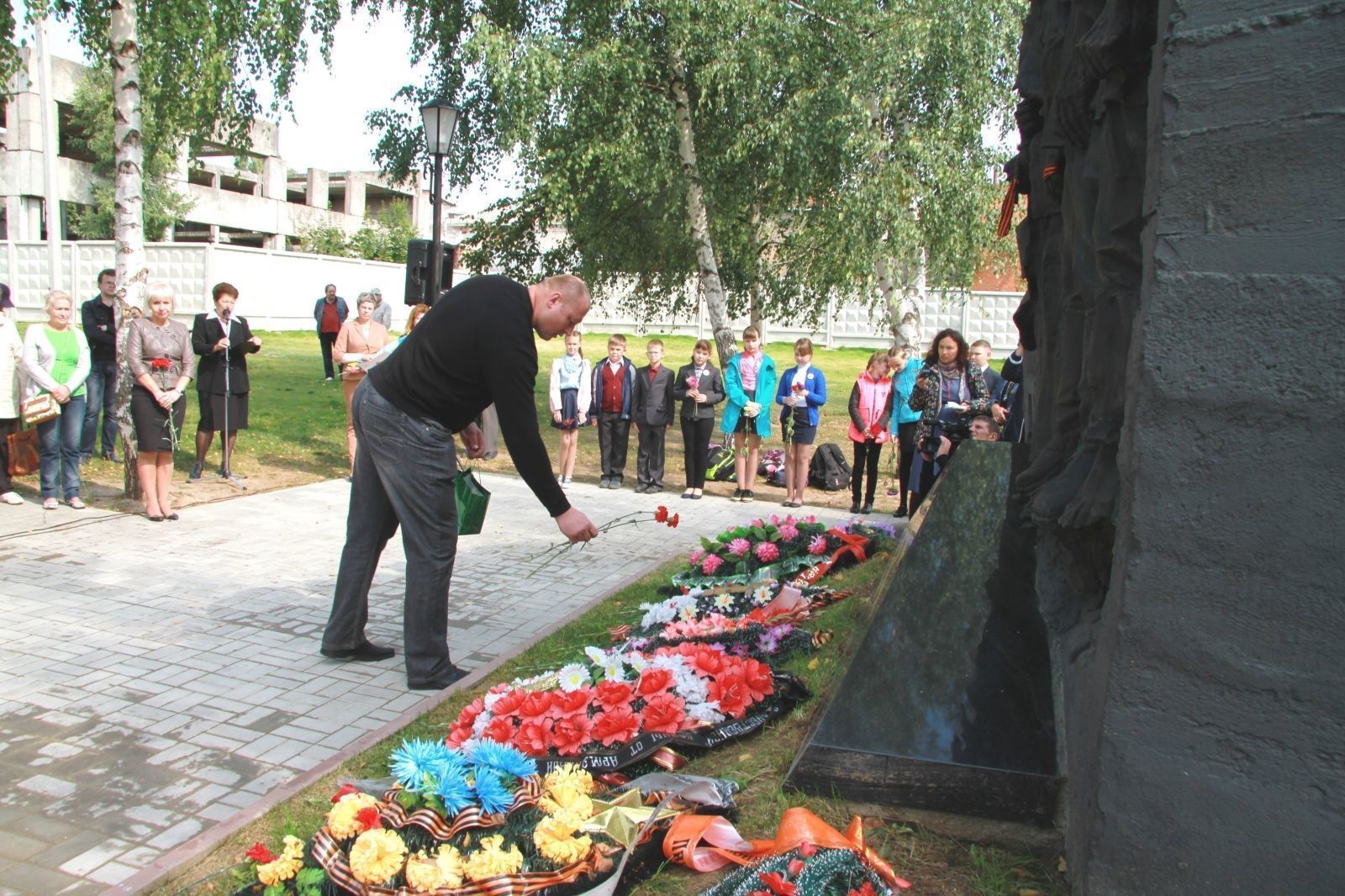 Делегация постпредства Якутии поклонилась якутянам-жертвам немецкого лагеря Дулаг-184