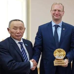 Поздравления от имени КННВС России принимает президент Михаил Гуляев