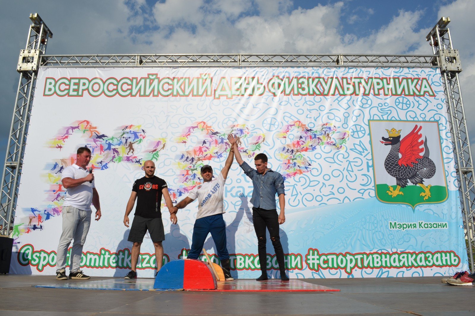Мас-рестлеры Казани отпраздновали День физкультурника на главной площади города