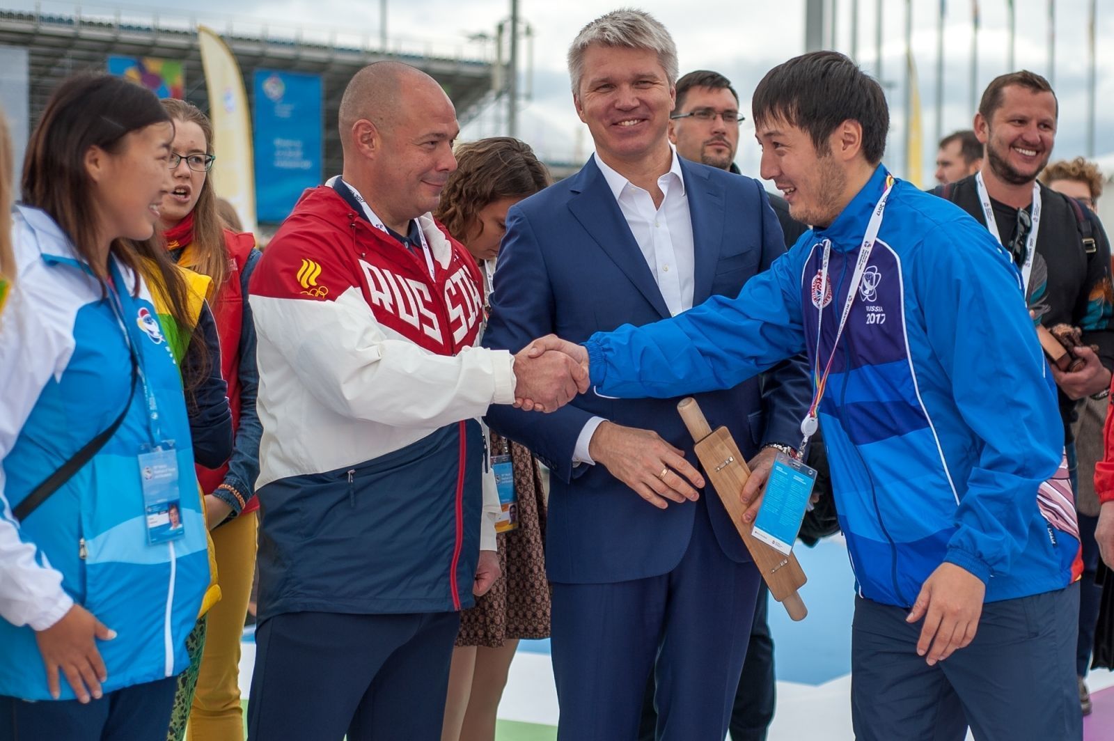 Павел Колобков приветствует молодежь на площадке мас-рестлинга в Сочи