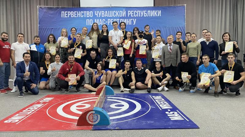 В Чебоксарах прошли соревнования по мас-рестлингу среди студенческой молодежи