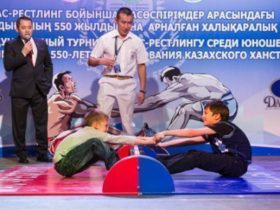 В Алматы прошел первый международный турнир по мас-рестлингу среди юношей