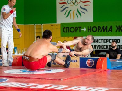 Определились чемпионы и призеры первого дня чемпионата России по мас-рестлингу