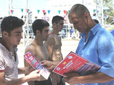 Открытый чемпионат по мас-рестлингу Азербайджана 26 июля пришли поддержать олимпийские чемпионы.