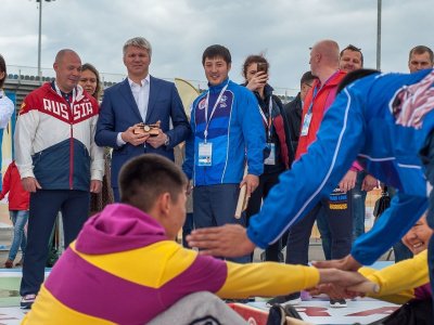 Павел Колобков приветствует молодежь на площадке мас-рестлинга в Сочи