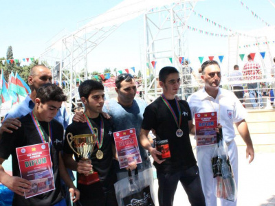 Открытый чемпионат по мас-рестлингу Азербайджана 26 июля пришли поддержать олимпийские чемпионы.