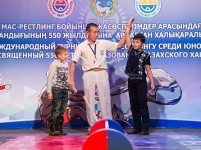 В Алматы прошел первый международный турнир по мас-рестлингу среди юношей
