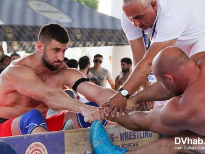 Хабаровчанин выиграл серебро чемпионата Европы по мас-рестлингу. Фото.