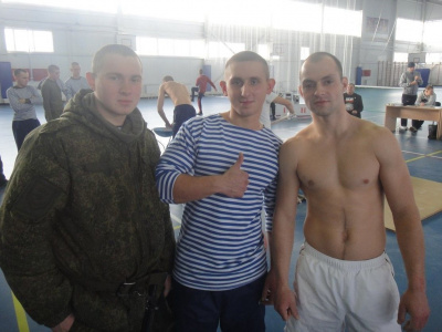 Испытательным полигоном для военнослужащих стал помост мас-рестлинга. 