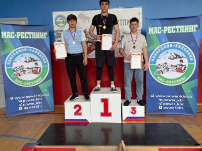 Баксан встретил День космонавтики силовым единоборством