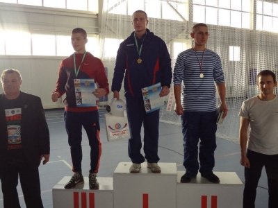 Испытательным полигоном для военнослужащих стал помост мас-рестлинга. 