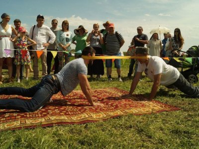 Мас-рестлинг на ежегодных национально-казачьих спортивных соревнованиях «Шермиции»