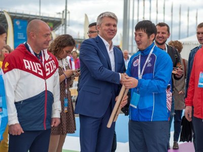 Павел Колобков приветствует молодежь на площадке мас-рестлинга в Сочи