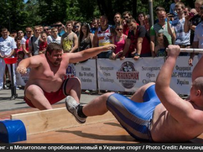 Мас-рестлинг или перетягивание палки - в Мелитополе опробовали новый в Украине вид спорта