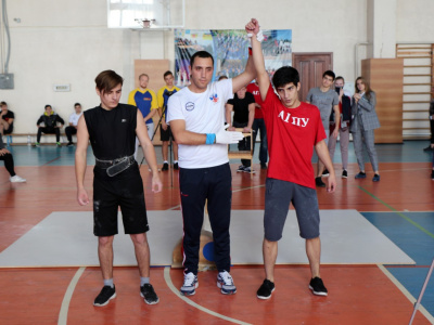 В Армавире состоялся турнир по мас-рестлингу среди студентов «Противостояние»
