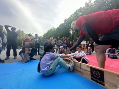 Якутский вид спорта «мас тардыхыы» или мас-рестлинг собрал десятки спортсменов в подмосковном Наро-Фоминске