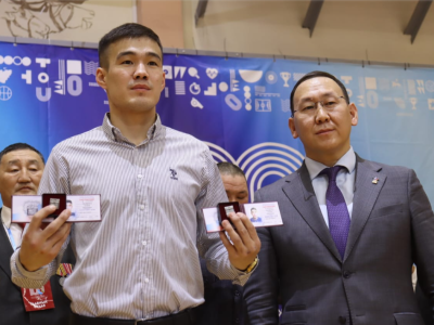 Якутским мас-рестлерам впервые вручили знаки заслуженных мастеров спорта России