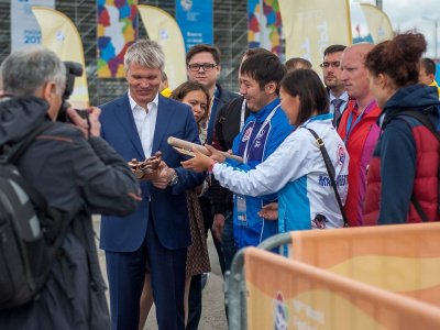 Павел Колобков приветствует молодежь на площадке мас-рестлинга в Сочи