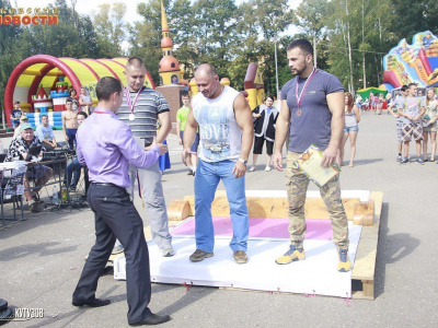 В Ржеве провели турнир по мас-рестлингу в честь Дня молодежи.