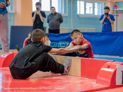 В Яр-Сале прошел турнир по мас-рестлингу среди юношей и девушек, посвященный Году Героев на Ямале