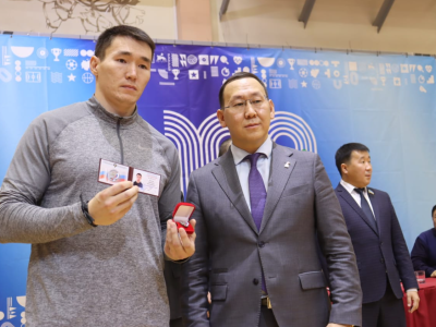 Якутским мас-рестлерам впервые вручили знаки заслуженных мастеров спорта России