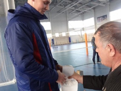 Испытательным полигоном для военнослужащих стал помост мас-рестлинга. 