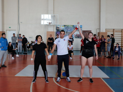 В Армавире состоялся турнир по мас-рестлингу среди студентов «Противостояние»