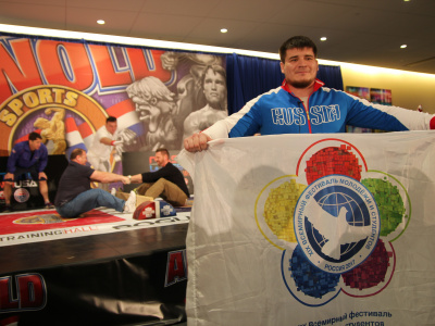 Сергей Фролкин пронес флаг Всемирного фестиваля молодежи и студентов на спортивном фестивале Арнольда Шварценеггера