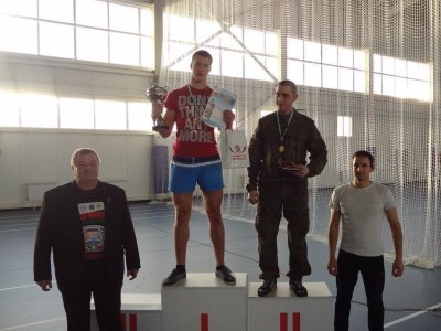 Испытательным полигоном для военнослужащих стал помост мас-рестлинга. 