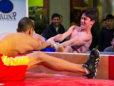 В Алматы прошел первый международный турнир по мас-рестлингу среди юношей