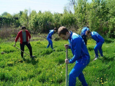 Мас-рестлинг на студенческом субботнике (фото). 