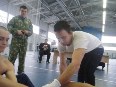 Испытательным полигоном для военнослужащих стал помост мас-рестлинга. 