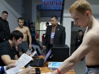 Сильнейшие мас-рестлеры из десяти российских регионов будут бороться за путевки на чемпионат России на мемориале олимпийского чемпиона Романа Дмитриева в Москве. 