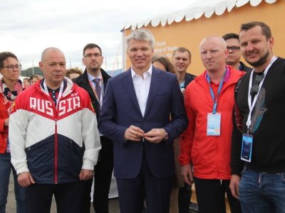 Павел Колобков побывал на площадке мас-рестлинга в Сочи. Фото