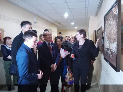 Чемпионка мира по мас-рестлингу представила выставку «Кожа дерева»