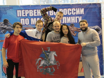 Мас-рестлинг объединил российскую молодежь в День народного единства.