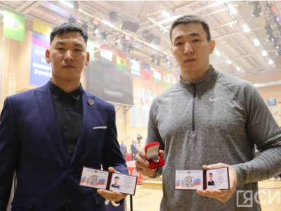 Якутским мас-рестлерам впервые вручили знаки заслуженных мастеров спорта России