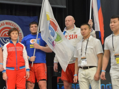 Сергей Фролкин пронес флаг Всемирного фестиваля молодежи и студентов на спортивном фестивале Арнольда Шварценеггера